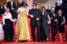 Solmaz Panahi, el director Jafar Panahi (C) y Tahereh Saeedi dirigiéndose a la premiere de 'Un simple accidente', en el Festival de Cine de Cannes 2025.