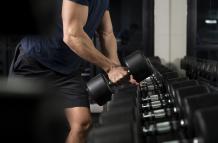 adulto-joven-haciendo-deporte-de-interior-en-el-gimnasio