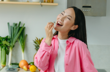 Comer frutas ayuda a la salud.