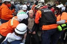 Una persona recibe atención médica durante una marcha de jubilados este miércoles, frente al Congreso de la Nación en Buenos Aires