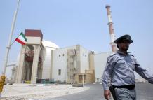 Agente de seguridad iraní caminando frente a la central nuclear de Bushehr, en el sur de Irán