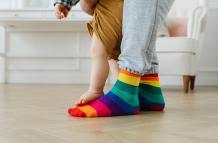 Foto referencial de un infante y su madre.