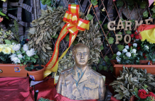 Un busto del dictador español Francisco Franco es retratado en su mausoleo, en el cementerio de Mingorrubio-El Pardo, al norte de Madrid, que ha sido decorado con banderas y mensajes dejados por los fieles, como se muestra en la imagen del 9 de enero de 2