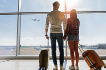 Referencial. Pareja esperando su vuelo en aeropuerto.