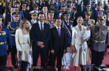 Niels Olsen, presidente del Legislativo, junto a su esposa; y el presidente Daniel Noboa y su familia.