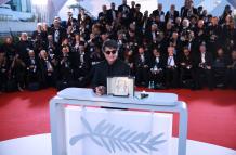 Iranian filmmaker Jafar Panahi poses during the photo shoot of the winners after receiving the gold palm for 'A simple accident' at the closing ceremony and awards ceremony of the 78th Cannes Film Festival, in France