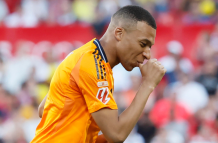 El delantero del Real Madrid Kylian Mbappé celebra su gol en el estadio Sánchez-Pizjuán, en Sevilla.
