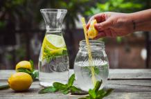Agua tibia con limón: 3 Beneficios cComprobados y 3 mitos que debes conocer