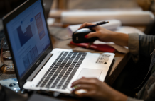 La plataforma digital de la Senescyt ha presentado fallas por el alto tráfico de usuarios, lo que obligó a extender el plazo del Registro Nacional hasta el 1 de junio de 2025.