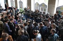 Los abogados del cirujano jubilado Joel Le Scouarnec Maxime Tessier (2.º por la izquierda) responde a las preguntas de los periodistas en el tribunal al final del juicio del cirujano jubilado Joel Le Scouarnec, acusado de agredir o violar a 299 pacientes