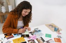mujer-de-tiro-medio-creando-un-tablero-de-vision-inspirador