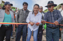 La prefecta Paola Pabón estuvo en la comunidad de Cangahuapungo. Inauguró una vía, que dijo potenciará las actividades agrícolas, el turismo y el comercio.