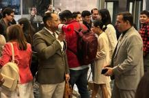 El asambleísta del correísmo Ronal González llegó al hall del Legislativo con un megáfono.