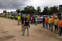 integrantes de la policía federal durante el arresto de más de 100 inmigrantes indocumentados en un sitio de construcción en Tallahassee, Florida