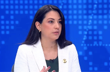 La ministra de Economía, Sariha Moya, explicó que el Gobierno evalúa una posible reforma tributaria y medidas para garantizar ingresos sostenibles frente al déficit fiscal.