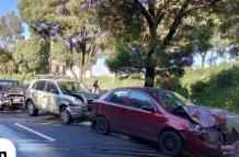 Los vehículos impactados quedaron detenidos en uno de los carriles de la avenida Simón Bolívar, tras el choque múltiple en el sector San Martín.
