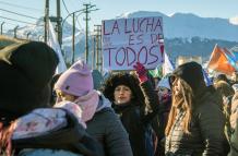 Mujer sostiene un cartel que dice "La lucha es de todos".Ushuaia, Argentina.
