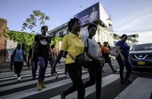 La gente usa un cruce peatonal en Paramaribo.