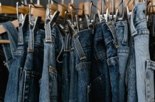 Los jeans ajustados y de corte recto marcan el regreso del denim clásico que conquista las calles de Europa en 2025.
