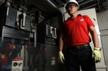 Un trabajador monitorea una planta energética
