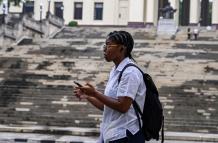 Un estudiante usa su teléfono móvil en La Habana el 4 de junio de 2025.