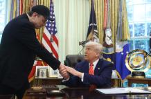 Donald Trump (d) y Elon Musk, dándose la mano durante una conferencia de prensa en la Oficina Oval de la Casa Blanca en Washington (EE.UU.).