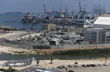 Activistas de la Flotilla de la Libertad preparando el buque Madleen en Sicilia antes de zarpar rumbo a Gaza.