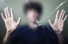 hombre-anonimo-con-efecto-cristal-agrietado