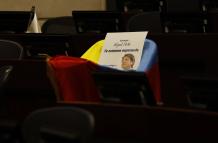 Fotografía de la curúl del senador Miguel Uribe Turbay cubierta con la bandera de Colombia este lunes, en Bogotá (Colombia).