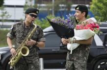RM y V, miembros de BTS, terminan el servicio militar obligario en Corea del Sur.