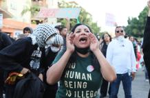 Manifestantes se enfrentan a la policía en Los Ángeles, California, EE.UU., el 9 de junio de 2025.
