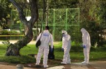 Integrantes de la Dirección de Investigación Criminal e Interpol (DIJIN) llegan a la zona donde se presentó el atentado contra el senador Miguel Uribe Turbay, en Bogotá (Colombia).