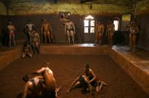 El luchador Mauli Jamdade en sesión de entrenamiento en Maharashtra, India.
