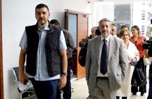 Luego de la audiencia de este sábado, Aquiles Álvarez y su abogado fueron captados en dirección al mercado Iñaquito.