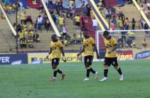 Los jugadores de Barcelona muestran frustración tras la derrota en casa.