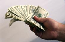 Mano sosteniendo dinero en efectivo