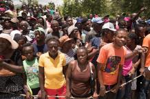 Personas haciendo fila para recibir las raciones alimentarias que entrega el Programa Mundial de Alimentos (WFP) de la ONU en Haití.