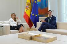 El presidente del Gobierno español, Pedro Sánchez, y la vicepresidenta segunda, Yolanda Díaz