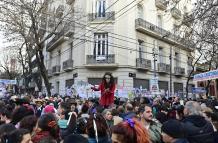 Personas a las afueras de la casa de la expresidenta de Argentina Cristina Fernández