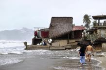Fuerte oleaje e intensas lluvias, en Acapulco (México).
