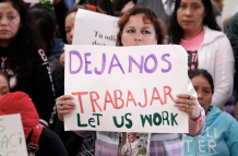 Las redadas migratorias reactivadas por el DHS afectan principalmente a trabajadores latinos en sectores como hotelería, agricultura y restaurantes.