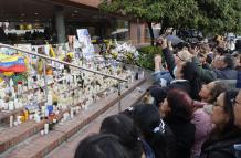 Personas rezan por la salud del senador Miguel Uribe