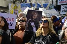 Manifestantes con imagen de la expresidenta argentina Cristina Fernández