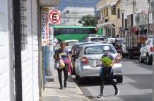 Cumbayá vehículos mal estacionados