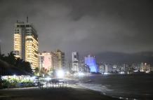Oleaje en las playas del balneario de Acapulco en Guerrero (México)