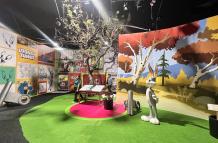 Escenografías detalladas, réplicas de sets y espacios interactivos forman parte de la exhibición que transforma Policentro en un universo Warner.