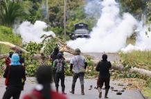 Manifestantes se enfrentan a agentes de la Unidad de Control de Multitudes