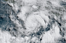 Colapso vial e inundaciones en Oaxaca tras el paso del huracán Erick, que dejó dos muertos y desplazó a cientos de personas.