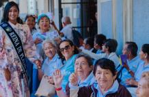adultos mayores en museo