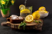 una-vista-frontal-de-agua-con-limon